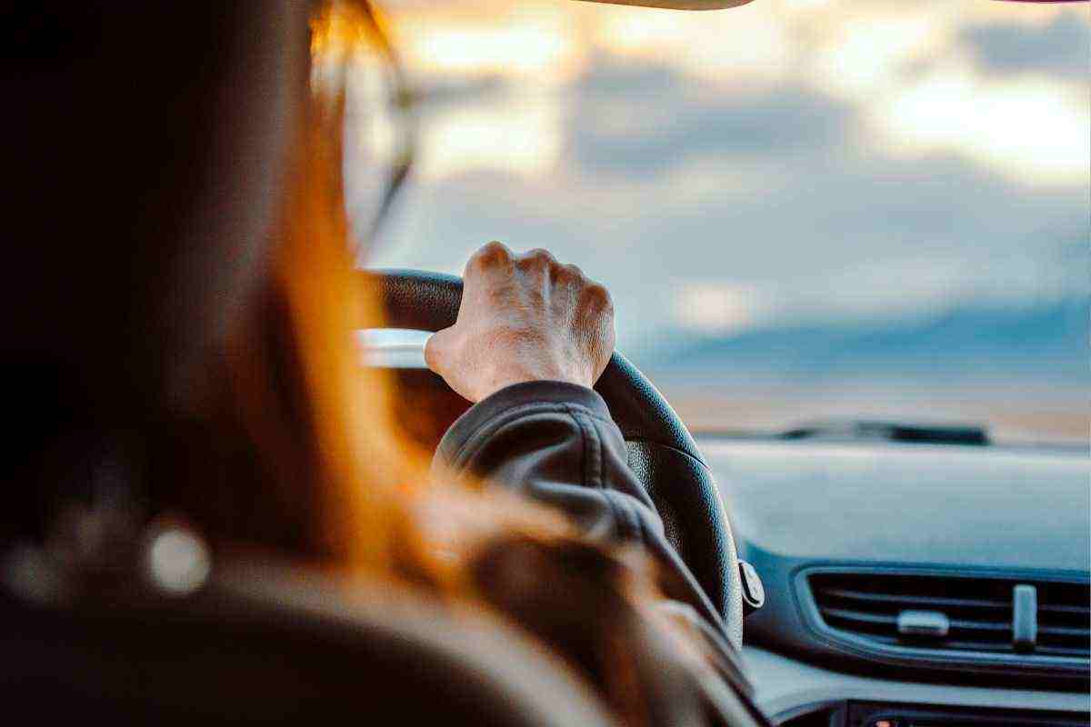 una ragazza guida un'auto