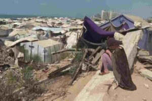una donna vicino a un campo profughi a Gaza