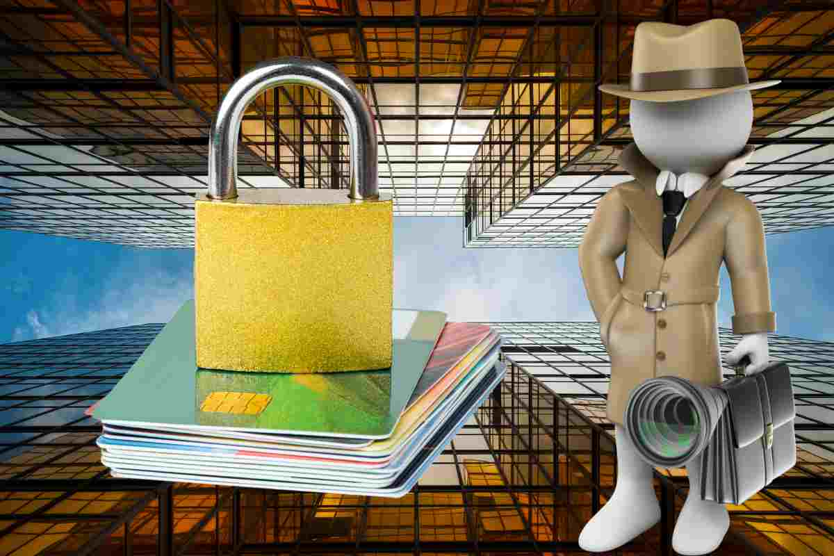 sullo sfondo palazzi e davanti un pupazzo vestito da investigatore, carte di credito e lucchetto