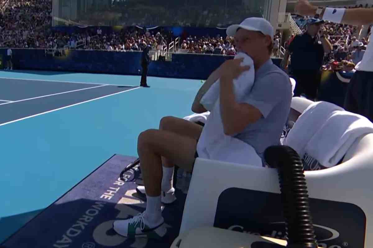 Jannik Sinner sconvolto asciuga il sudore